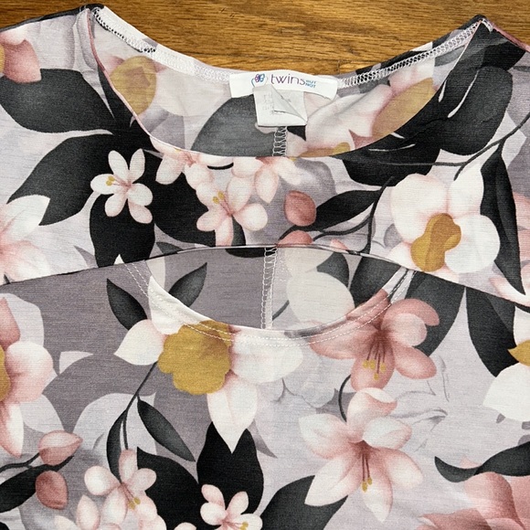 Beautiful Flower 🌸 Blouse - Picture 3 of 5